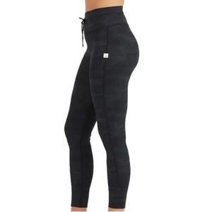 Vuori Daily Leggings in Black Camo